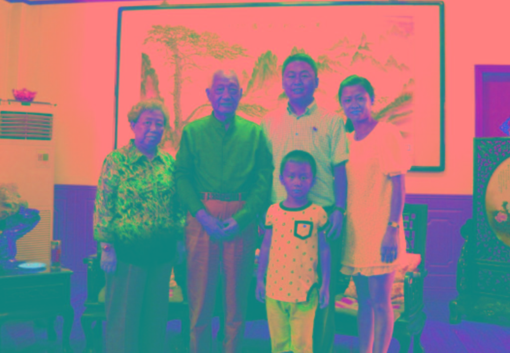 與原南京軍區(qū)政委方祖岐上將夫婦合影留念。